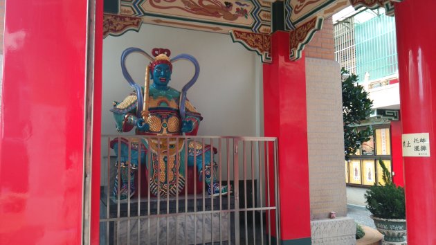 弥陀寺（彌陀寺）の門近くにある像